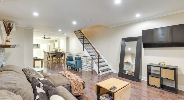 Pet Friendly! 3-story Home Near Lincoln Financial