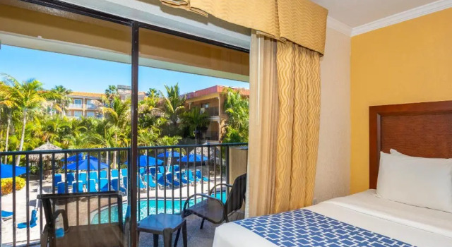 Люкс с видом на бассейн Coconut Cove All-Suite Hotel