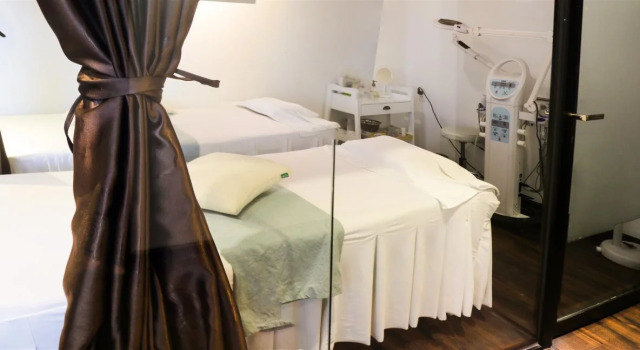 Penthouse Hostel & Spa, Забронировать Хостел Хошимин провинция Хошимин, рядом с Небоскреб Landmark 81