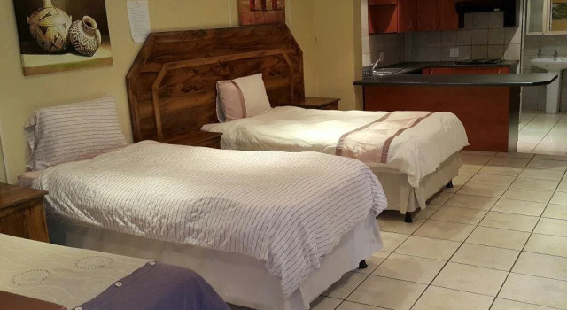 Golden Rose Lodge, Забронировать Отель Отели Йоханнесбург 3 звезды, рядом с Ferndale Village Shopping Centre, 3*