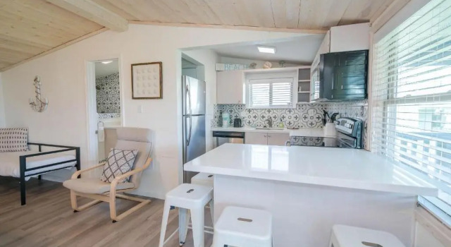 Коттедж Cute Beach Bungalow Walk to the Beach