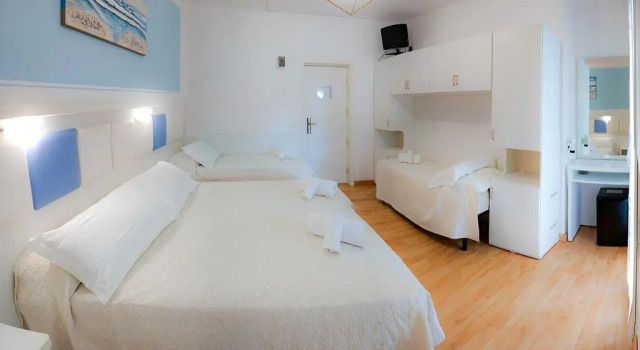 Четырёхместный номер Standard с балконом Hotel Gioiosa