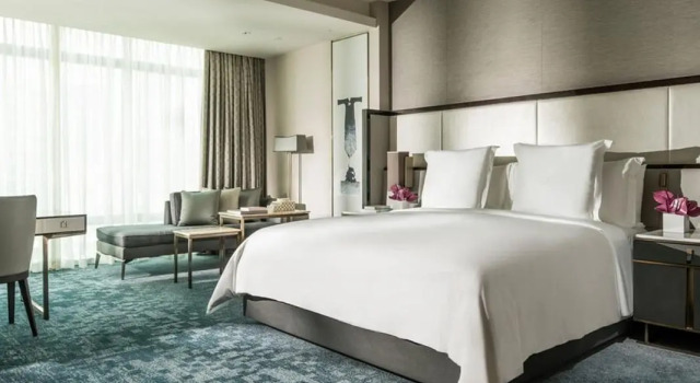 Двухместный номер с видом на бассейн и сад Four Seasons Hotel Kuala Lumpur