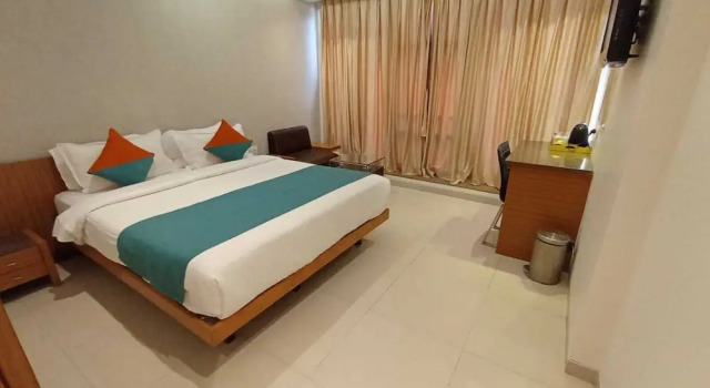 Номер Executive с балконом Pride Biznotel Alkapuri Near Vadodara Airport