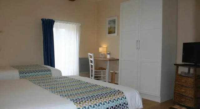 Трёхместный номер Standard Logis Hôtel Le Cygne