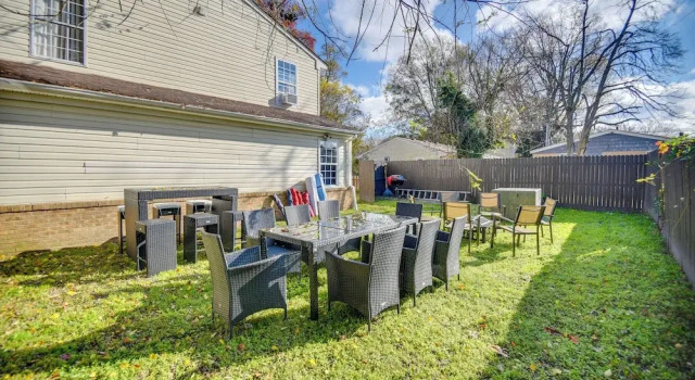 Апартаменты < 1 Mi to Beach! Quaint Norfolk Duplex w/ Yard