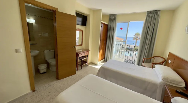 Четырёхместный номер Standard с видом на море Hotel Cabello