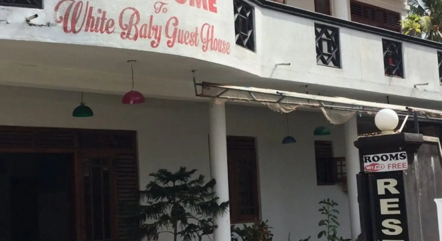 White baby beach rest, Book Bed and Breakfast Hoteller i Pathuwatta med parkering, Parkering