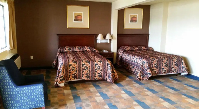 Четырёхместный номер Standard Travel Inn Motel