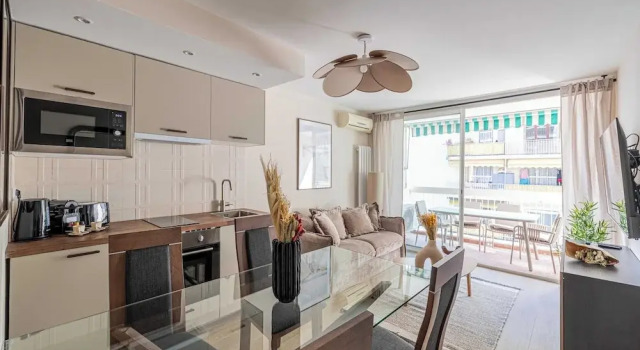 Апартаменты Sunny Getaway With Balcony and A/C in Antibes