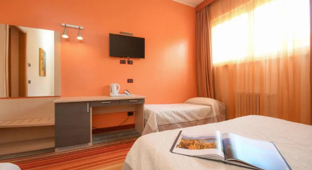 Четырёхместный номер Standard Hi Hotels Sirmione - Lakeview Pool