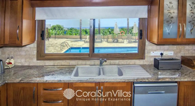 Family Villa Short Walk To Coral Bay Strip 5 Min and Pub, Shops etc, Book Villa Hoteller i Coral Bay med parkering, Parkering