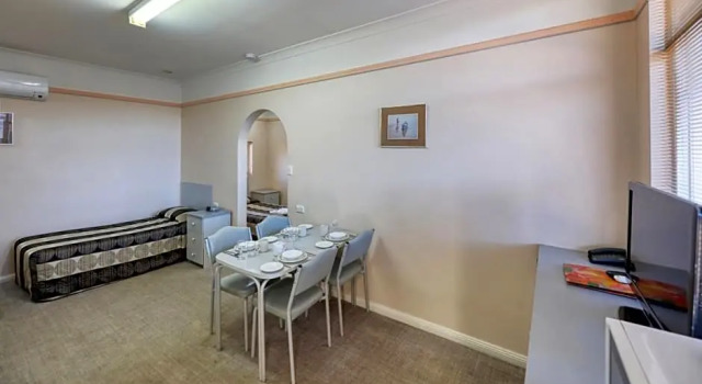 Четырёхместный номер Standard Comfort Inn Crystal Broken Hill