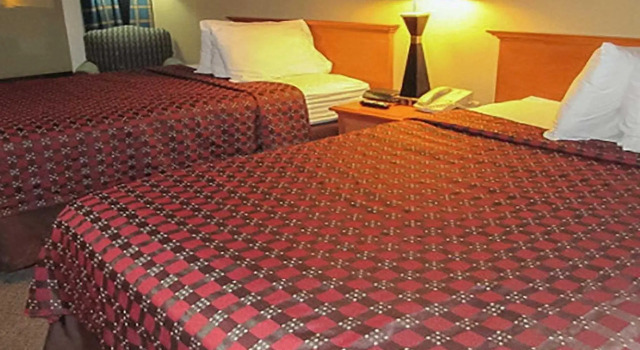Standard Neljän hengen huone näköala uima-altaalle Quality Inn Newport