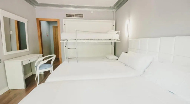 Трёхместный номер Hotel Los Angeles Granada