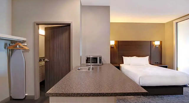 Двухместный семейный люкс Days Inn & Suites by Wyndham Warman