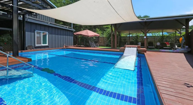 Pine Hill Pet Pension, Boek Hotel Hotels in Gangwon-Do met parkeren, Parkeren