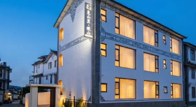 See Mountain · View Mountain Homestay (Ancient City South Store), Book Hotel Dali Yunnan