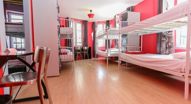 Кровать в общем номере Le Village Montmartre