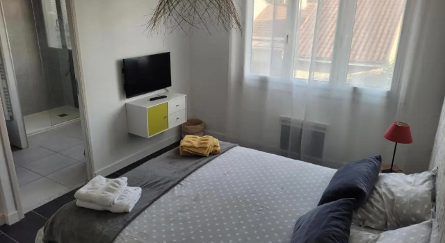 Grande chambre avec salle de bain privée