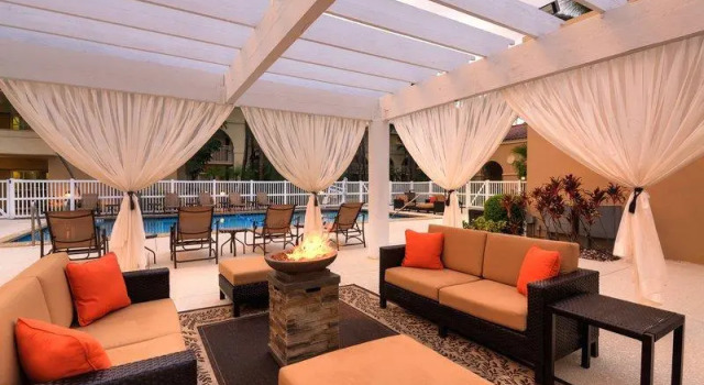 Кровать в общем номере Courtyard by Marriott Fort Lauderdale North/Cypress Creek