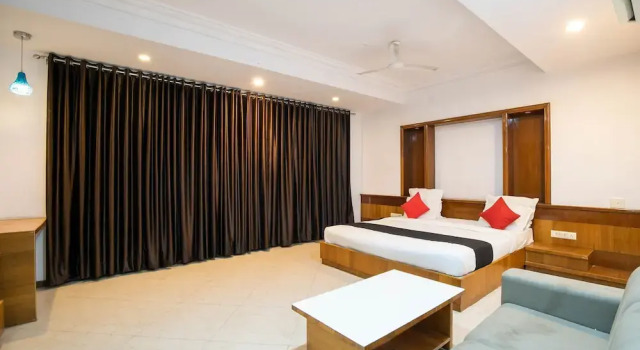 Capital O 49275 The Grand Mid Way, Rezerwuj Hotel Hotele w Gujarat ze śniadaniem, Śniadanie