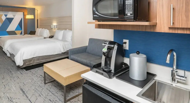 Четырёхместный люкс Holiday Inn Express Hotel & Suites San Diego Otay Mesa by IHG