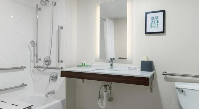Четырёхместный номер Standard Holiday Inn Cleveland by IHG