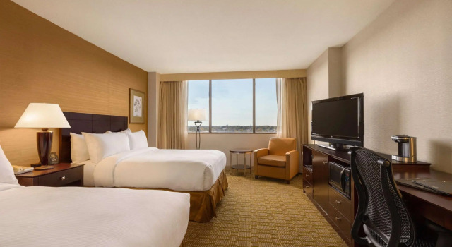 Четырёхместный номер Standard Hilton Fort Wayne at the Grand Wayne Convention Center