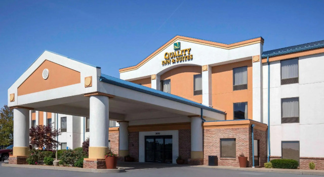 Кровать в общем номере Quality Inn and Suites Arnold - St Louis