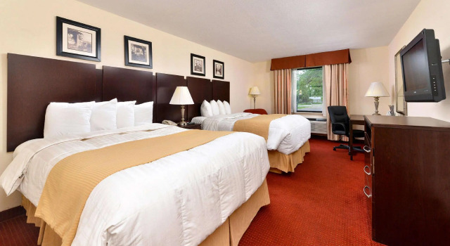 Четырёхместный номер Standard Executive Inn & Suites