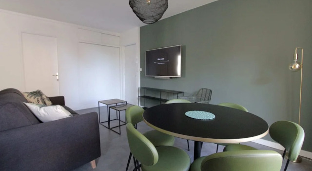 Quiet apt downtown with airco and a balcony