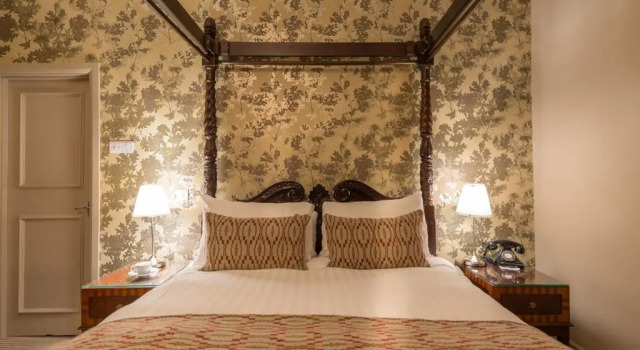 Двухместный номер Four Poster The Crown Manor House Hotel