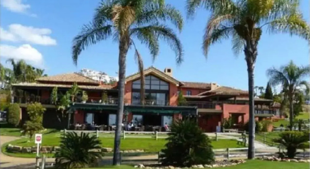 Апартаменты 2 Bedrooms - Sleeps 4 - Garden and Pool With View