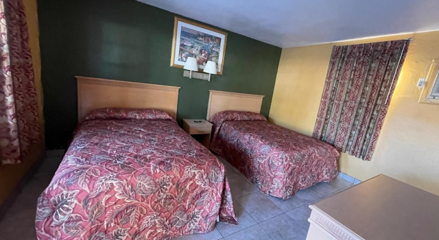 Четырёхместный номер Standard Shangri La Motel Ocala near Hwy 301
