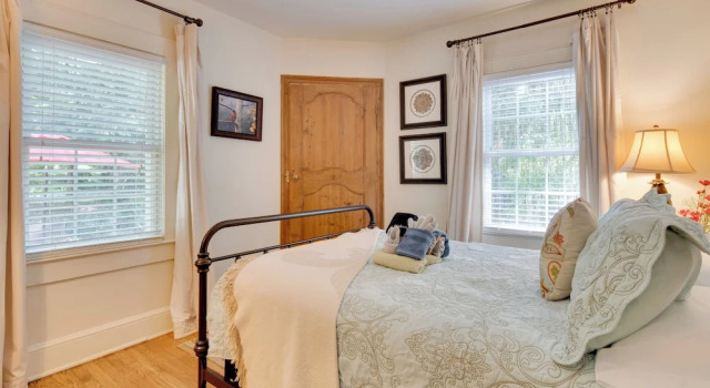 7 Mi to The Biltmore: 'Le Canard' Cottage w/ Porch