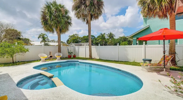 Коттедж 1 Mi to Dtwn Stuart: Bright Home w/ Pool & Spa!