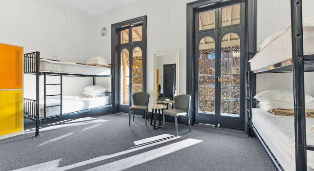 Кровать в общем номере London Plane Backpackers