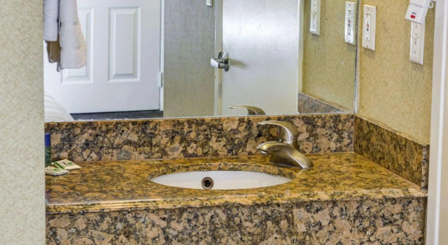 Четырёхместный номер Standard Rodeway Inn near Venice Beach