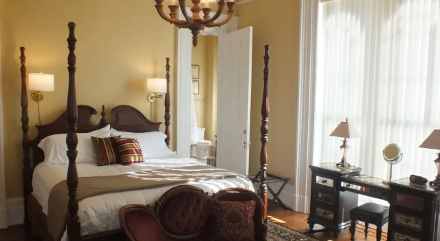 Двухместный люкс Deluxe с балконом The Pepin Mansion B&B on Mansion Row - 10 min to start of the Bourbon Trail