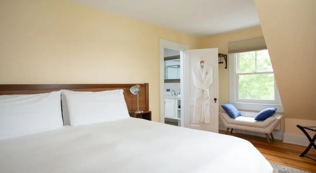 Двухместный полулюкс с видом на озеро Lakehouse Inn