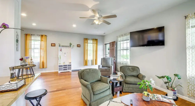 Коттедж 3 Mi to Dtwn: Updated Retreat in Indianapolis!