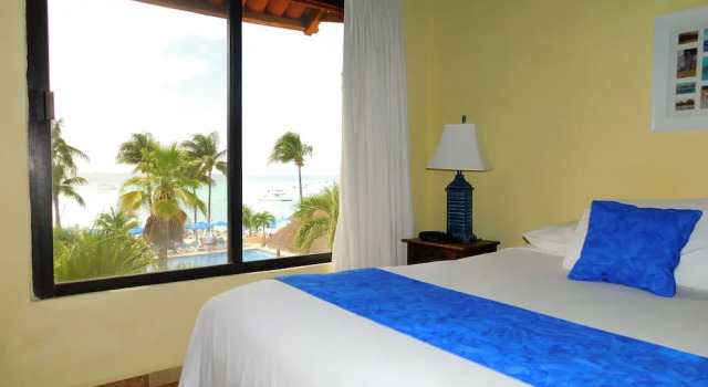 Номер Deluxe с 2 комнатами с балконом и с видом на океан Nautibeach Beach Front Condos in North Beach
