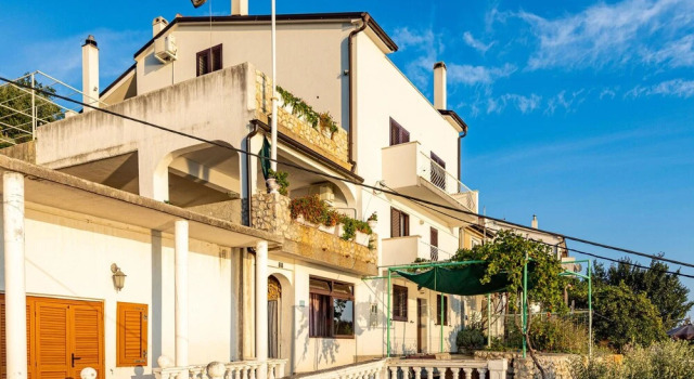 Stunning Apartment in Stara Baska With Wifi and 2 Bedrooms, Prenota Appartamento Hotel a Isole Quarnerine con parcheggio, Parcheggio