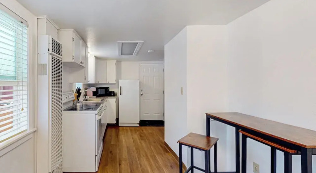 Коттедж 1BR Sunlit Retreat w/ Patio - Near Golf & Parks