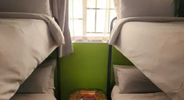 Кровать в общем номере с красивым видом из окна Riverlodge Backpackers