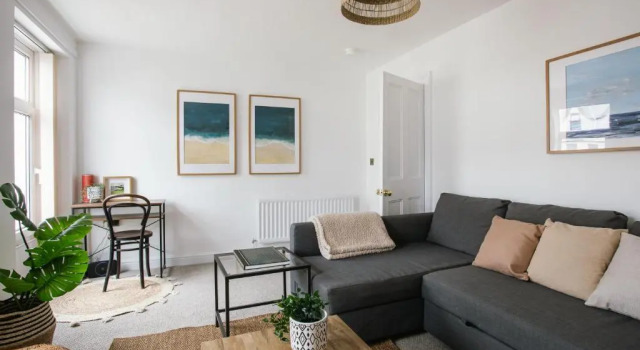 Picnic Cottage - luxury period home 2min walk to the beach, Забронировать Дом для отпуска Отели Портраш с бассейном, рядом с Пляж Портруша, Бассейн