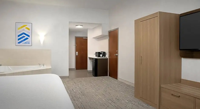 Двухместный люкс Deluxe Holiday Inn Express & Suites Alexandria - Fort Belvoir by IHG