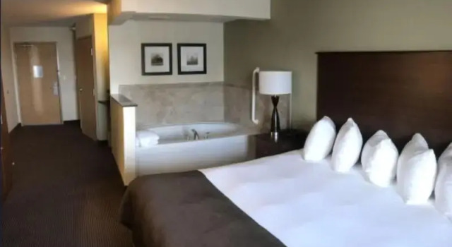 Люкс Deluxe AmericInn by Wyndham Osage