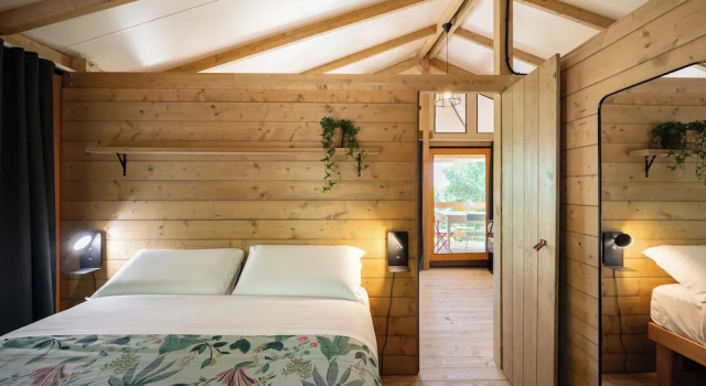 Семейный тент с видом на озеро Glamping Stregaia